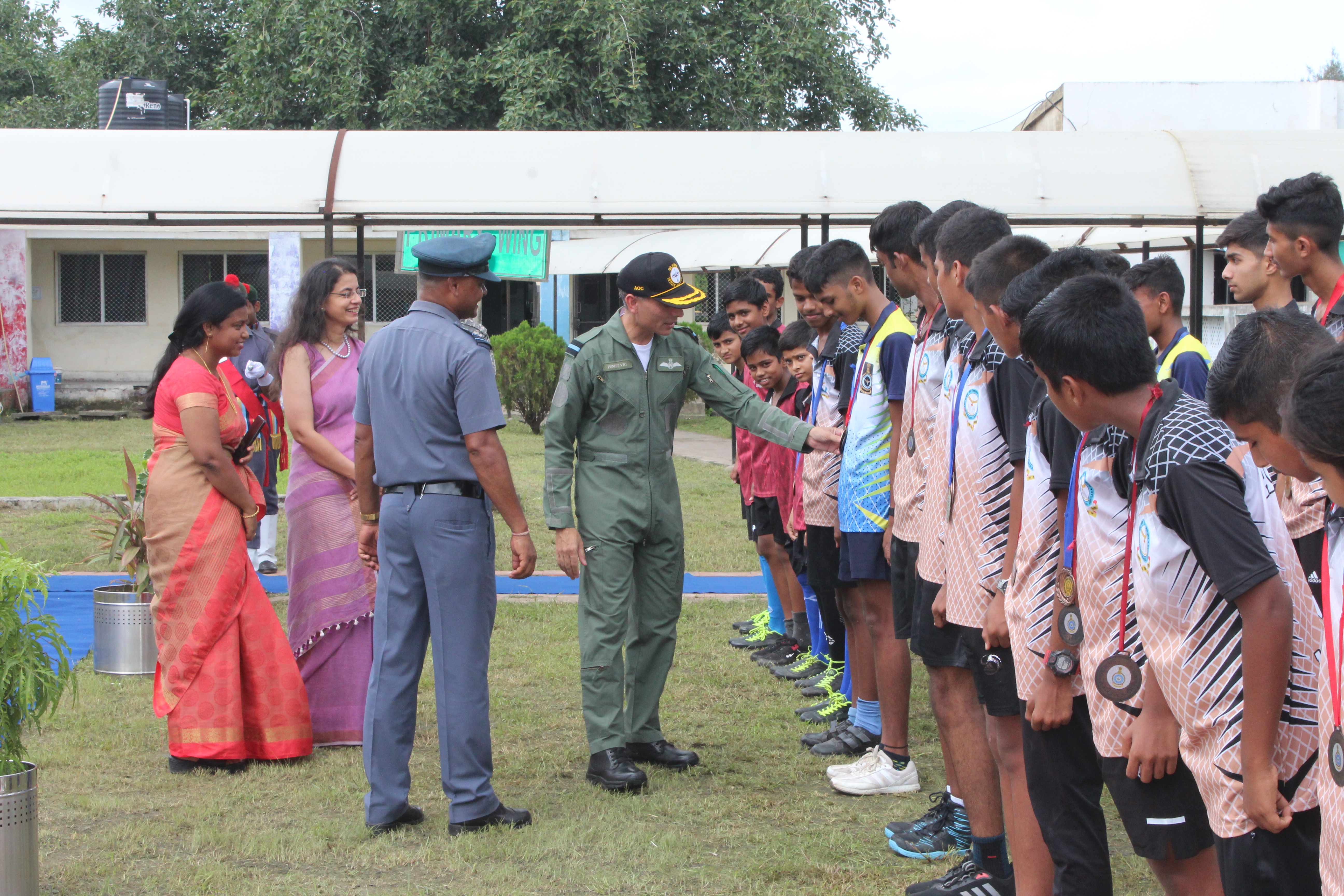 FELICITATION OF CHAMPIONS BY SCHOOL CHAIRMAN Air Cmde Puneet Vig & Gp Capt (Mrs.) Sukhbir Kaur Minhas